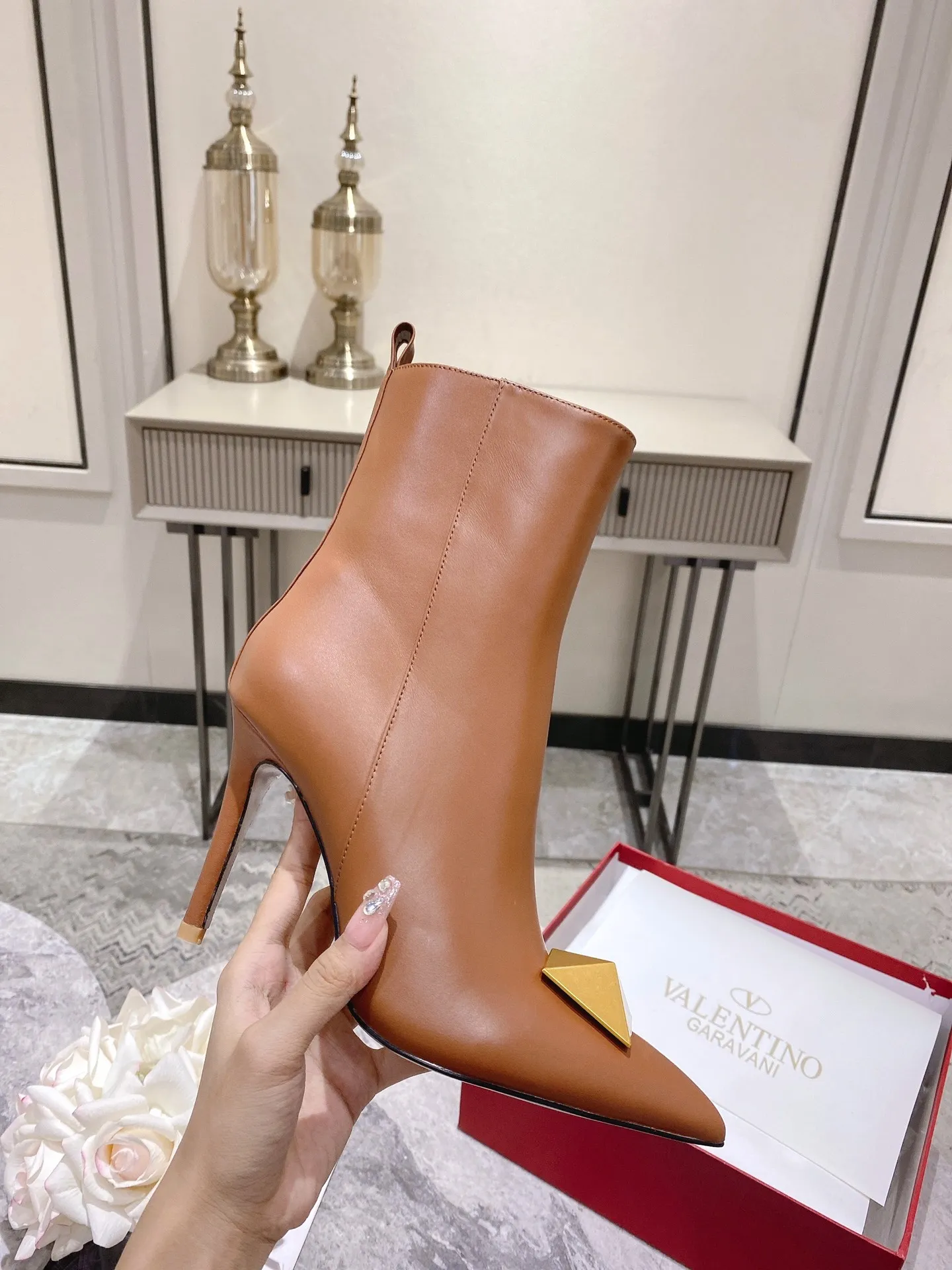 👟👟Ex-factory price 540👟👟 Genuine leather sole +40 [Valentino] Valentino autumn and winter fashion women's boots: comfortable and versatile, making your legs look longer! Fabric: Imported first-layer cowhide ⚡With inner zipper version ⚡The lining and feet are all high-end sheepskin! Outsole: There are two options: non-slip and wear-resistant rubber outsole and Italian leather outsole ~ equipped with Warren's [Pyramid] special buckle that will not rust. Number of yards: 35−41 (customized for sizes 34-42): rubber sole, - genuine leather sole +40
